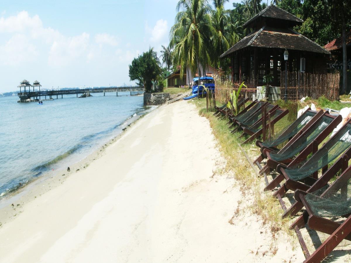 Celestial Ubin Beach Khu nghỉ mát 3*